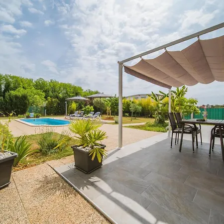 Chiara With Private Pool And Garden Пореч