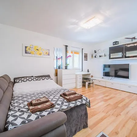 Chiara With Private Pool And Garden Βίλα Πόρετς