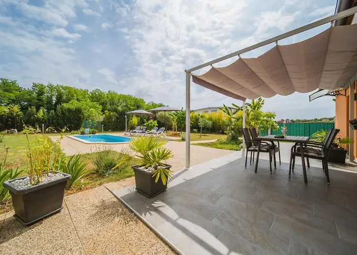 Chiara With Private Pool And Garden Пореч