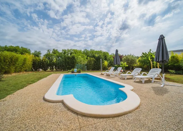 Chiara With Private Pool And Garden Βίλα Πόρετς