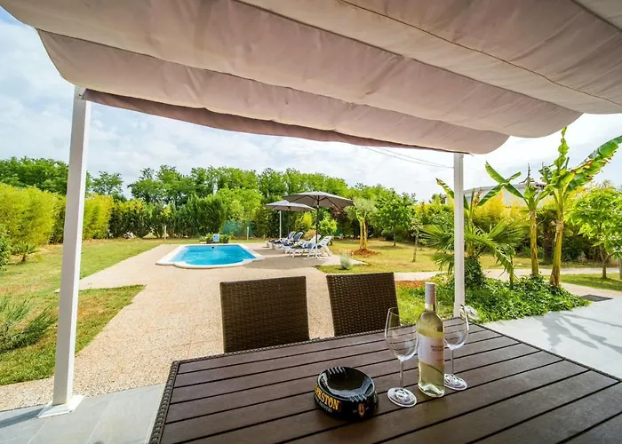 Chiara With Private Pool And Garden Βίλα Πόρετς