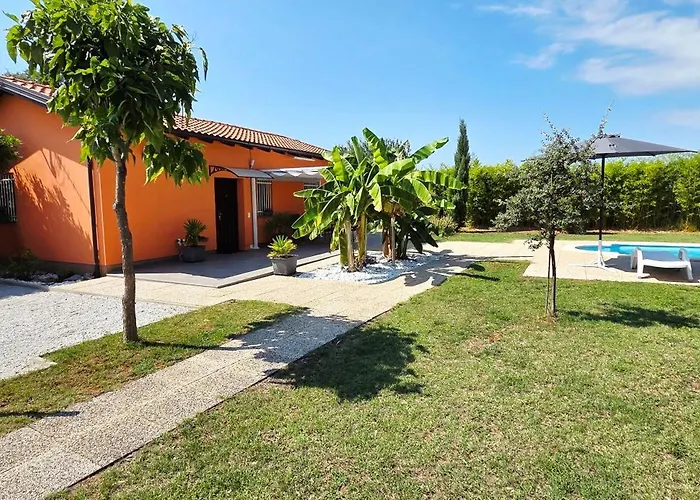 Chiara With Private Pool And Garden Βίλα Πόρετς